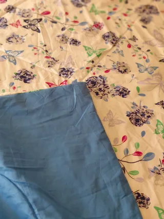 Edredón estampado flores y mariposas