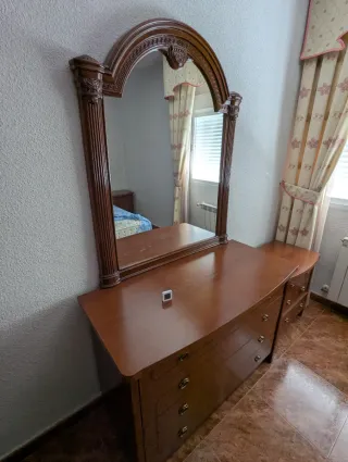 Cómoda de madera con espejo