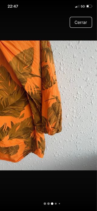 Camiseta naranja con estampado de hojas