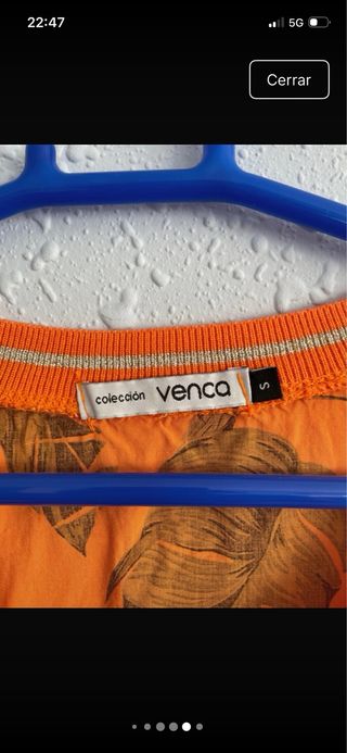 Camiseta naranja con estampado de hojas