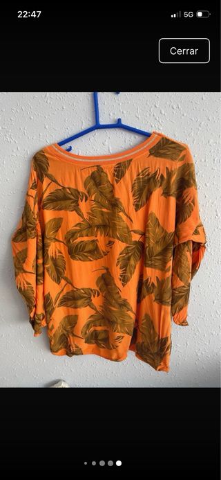Camiseta naranja con estampado de hojas
