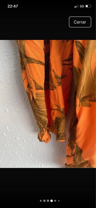 Camiseta naranja con estampado de hojas