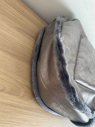 Bolso de piel plateado con pelo