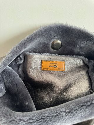 Bolso de piel plateado con pelo