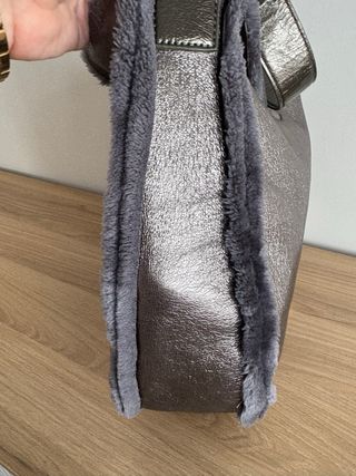 Bolso de piel plateado con pelo