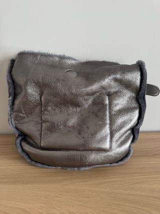 Bolso de piel plateado con pelo