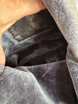 Bolso de piel plateado con pelo