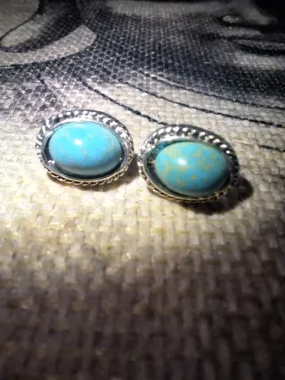 Tres pendientes azules y plateados