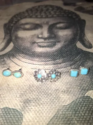 Tres pendientes azules y plateados