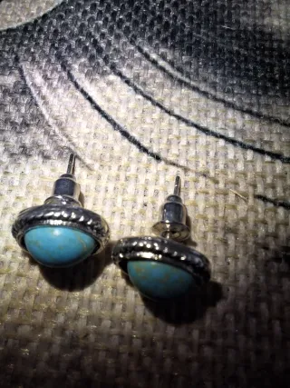 Tres pendientes azules y plateados