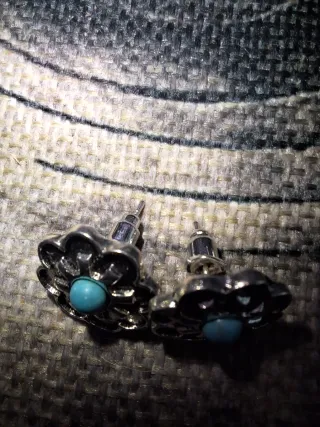 Tres pendientes azules y plateados