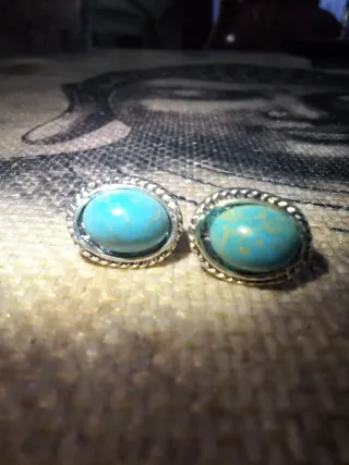 Tres pendientes azules y plateados