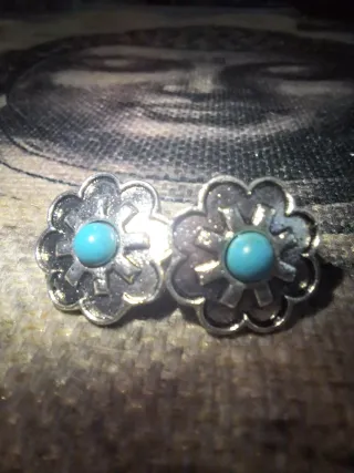 Tres pendientes azules y plateados