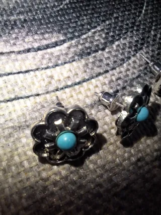 Tres pendientes azules y plateados