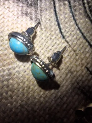 Tres pendientes azules y plateados