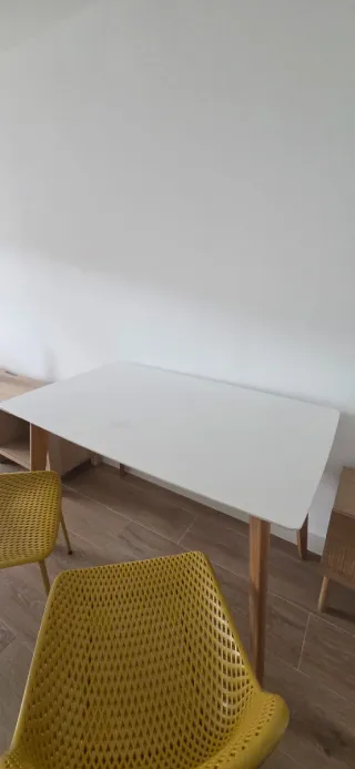 Mesa de comedor blanca y madera