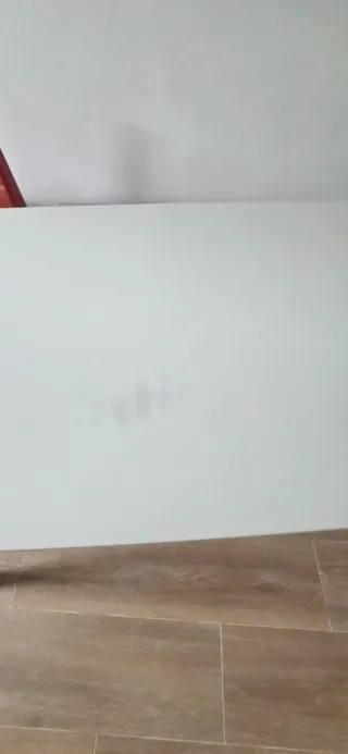 Mesa de comedor blanca y madera