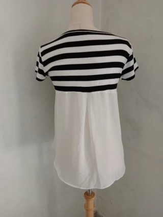 T-shirt a righe bianche e nere