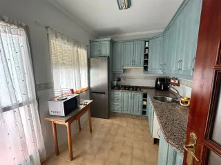 Cocina azul y marrón
