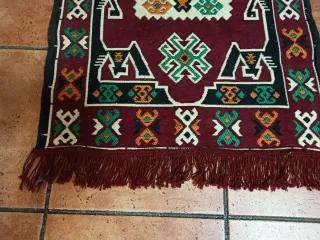 Alfombra decorativa con flecos