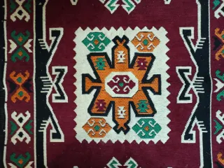 Alfombra decorativa con flecos