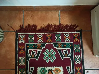 Alfombra decorativa con flecos