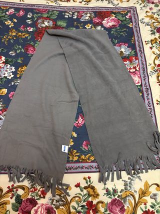 Bufanda polar gris con flecos