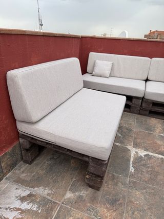 3 bancos palets + mesa ruedas + 8 cojines