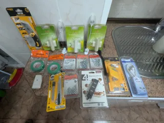 Lote de ferretería: Cutter, cintas, tornillos
