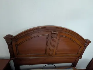 Cabecero de madera tallado