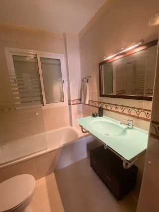 Mueblecito y espejo baño madera