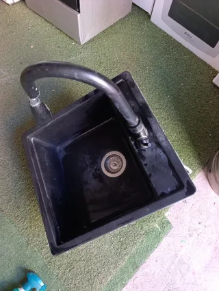 Lavabo de cocina negro con grifo