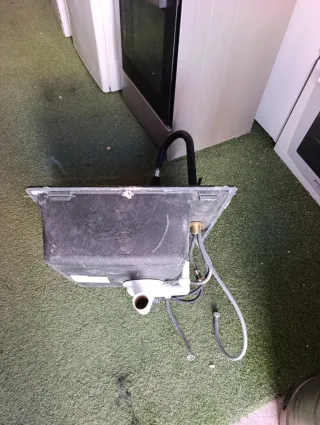 Lavabo de cocina negro con grifo