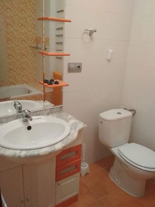 Se vende piso con tres habitaciones y un baño