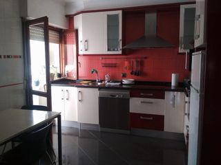 Se vende piso con tres habitaciones y un baño