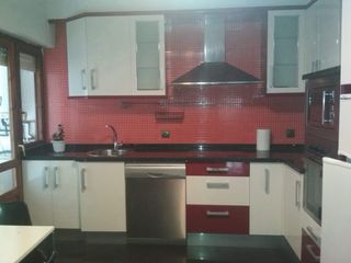Se vende piso con tres habitaciones y un baño