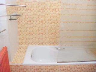 Se vende piso con tres habitaciones y un baño