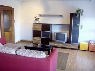 Se vende piso con tres habitaciones y un baño