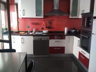 Se vende piso con tres habitaciones y un baño