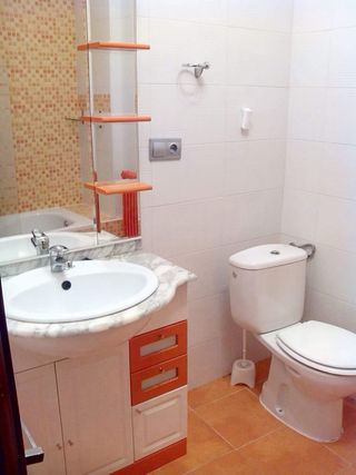 Se vende piso con tres habitaciones y un baño