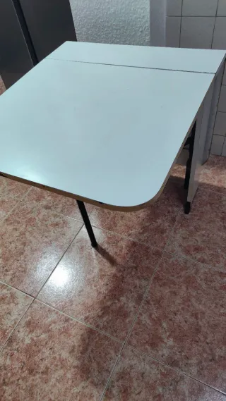Mesa de cocina plegable blanca y negra