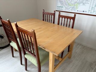 Mesa de comedor de madera