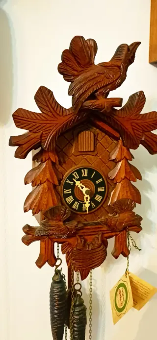 Orologio a cucù in legno intagliato