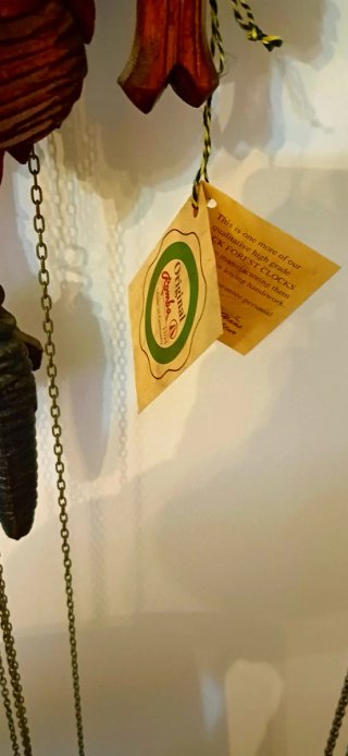 Orologio a cucù in legno intagliato
