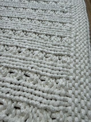 Mantita en crochet fantasía con relieve y calados