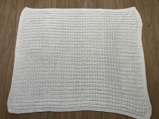 Mantita en crochet fantasía con relieve y calados