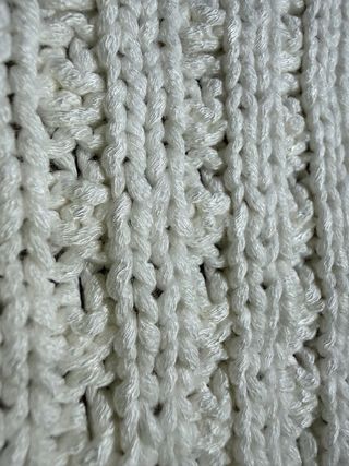 Mantita en crochet fantasía con relieve y calados