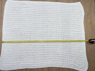 Mantita en crochet fantasía con relieve y calados