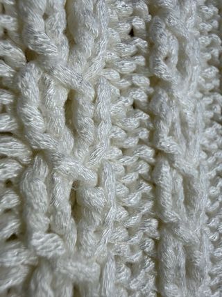 Mantita en crochet fantasía con relieve y calados