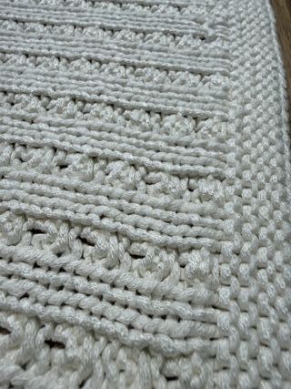 Mantita en crochet fantasía con relieve y calados